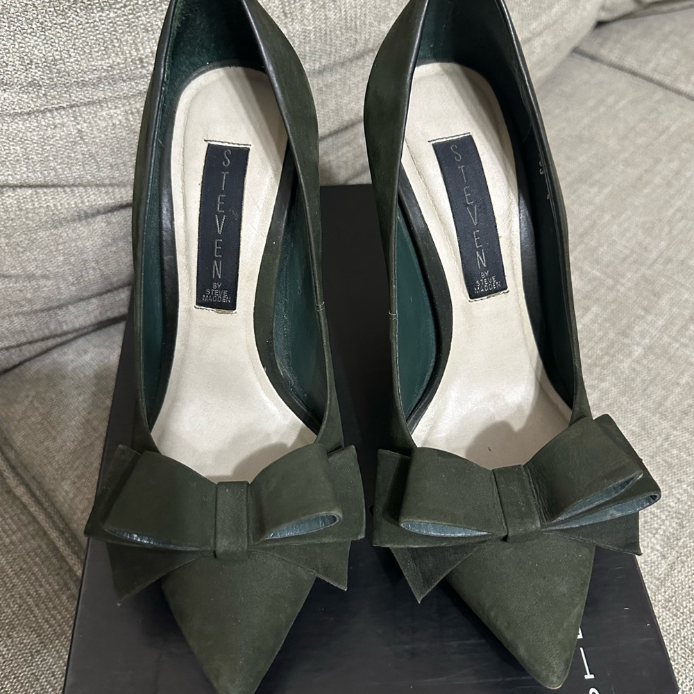 Olive Steve Madden heels with bows